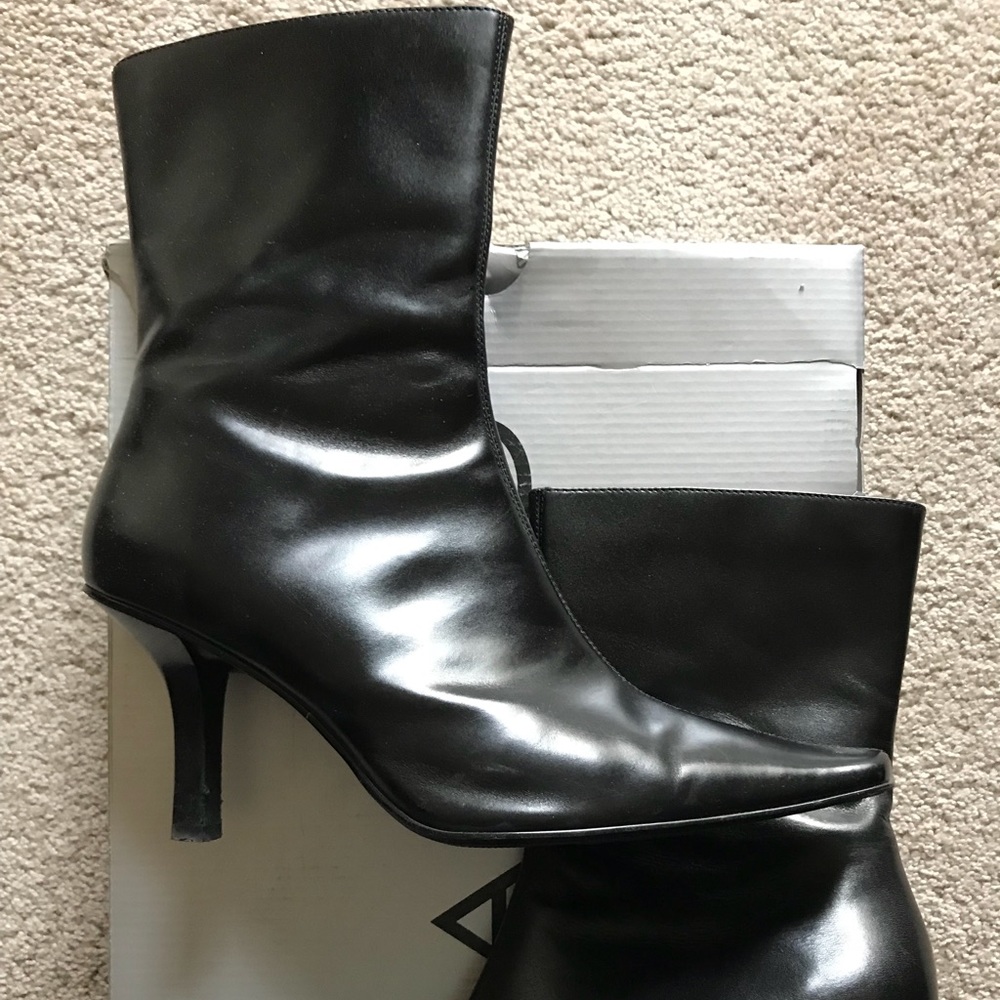 Women’s black Aldo heel zip boots